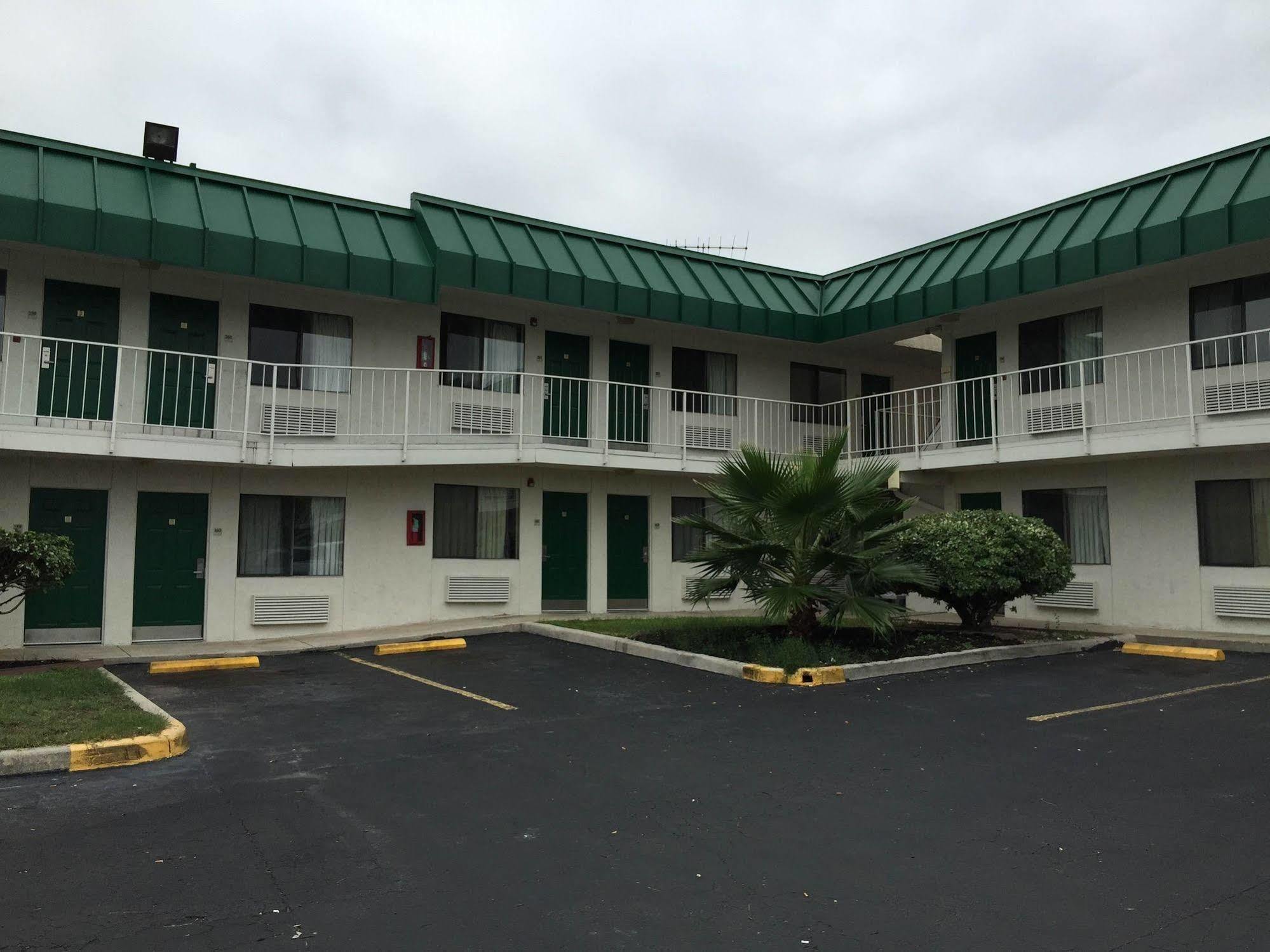 Q Lodging Extended Stay Сан-Антонио Экстерьер фото